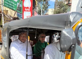 गणपती दर्शनासाठी चंद्रकांतदादा पाटील यांचा रिक्षाने प्रवास;मानाच्या पाचही गणपतींसह दगडूशेठ, भाऊ रंगारी गणपतीचे घेतले दर्शन
