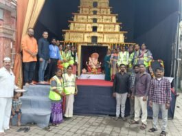 सफाई कर्मचाऱ्यांच्या हस्ते गणरायाची आरती; शिवराय मित्र मंडळाचा सामाजिक समतेचा संदेश