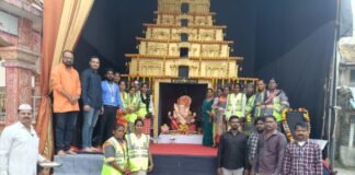 सफाई कर्मचाऱ्यांच्या हस्ते गणरायाची आरती; शिवराय मित्र मंडळाचा सामाजिक समतेचा संदेश