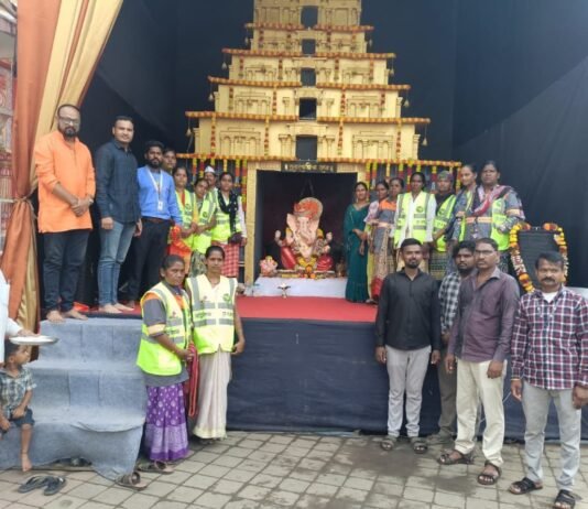 सफाई कर्मचाऱ्यांच्या हस्ते गणरायाची आरती; शिवराय मित्र मंडळाचा सामाजिक समतेचा संदेश