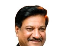 निवडणूक आयोगाच्या कामकाजाची चौकशी करून मुख्य निवडणूक आयुक्तांना पदावरून हटवावे : पृथ्वीराज चव्हाण
