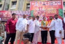 कोथरूडमध्ये गणेशोत्सव उत्साहात साजरा; जास्वंदीचे रोप देऊन गणेश मंडळाचे स्वागत