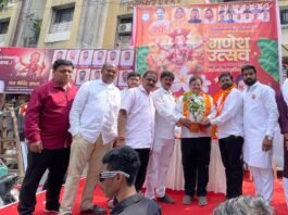 कोथरूडमध्ये गणेशोत्सव उत्साहात साजरा; जास्वंदीचे रोप देऊन गणेश मंडळाचे स्वागत
