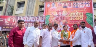 कोथरूडमध्ये गणेशोत्सव उत्साहात साजरा; जास्वंदीचे रोप देऊन गणेश मंडळाचे स्वागत