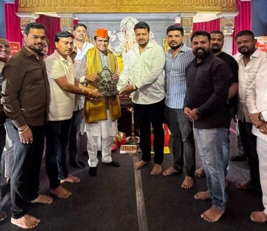 बालेवाडीतील अष्टविनायक मंडळाला रावसाहेब दानवे पाटील यांची भेट; गणरायाची आरती अमोल बालवडकर यांनी केले स्वागत