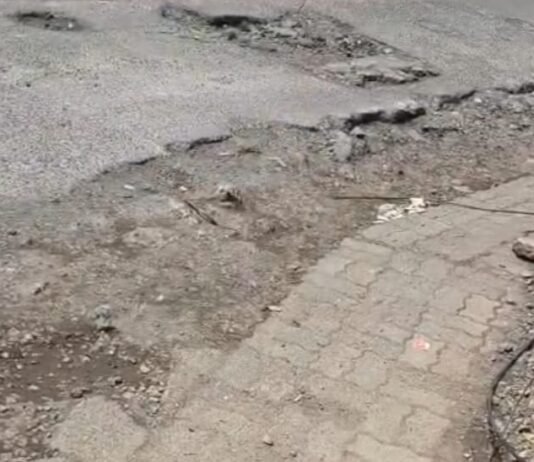 सातारा रस्त्यावरील दुग्गड चौकातील खड्ड्यांवरून मनसे आक्रमक; आठ दिवसांत दुरुस्तीची मागणी
