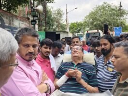आजारी असतानाही रुग्णवाहिकेतून अभय छाजेड यांची MPSC विद्यार्थ्यांच्या सत्याग्रहाला भेट; आंदोलनाला दिला पाठिंबा