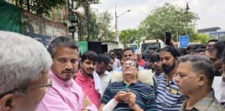 आजारी असतानाही रुग्णवाहिकेतून अभय छाजेड यांची MPSC विद्यार्थ्यांच्या सत्याग्रहाला भेट; आंदोलनाला दिला पाठिंबा