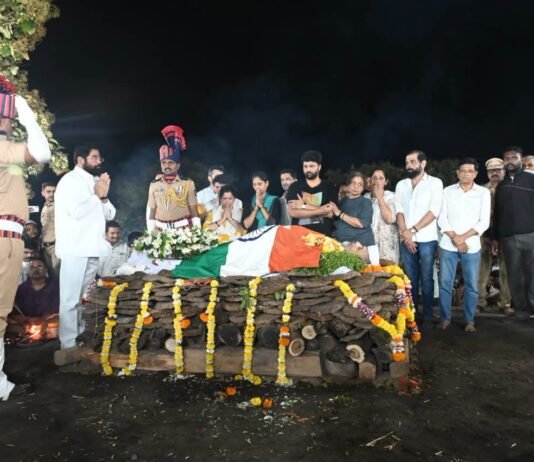 ज्येष्ठ अभिनेते नाना पाटेकर यांच्या पार्थिवावर आज डोणजे येथे शासकीय इतमामात अंत्यसंस्कार