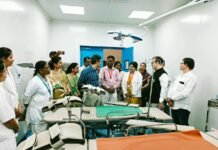 मॉडेल प्राथमिक आरोग्य केंद्र व मॉडेल शाळेतील सुविधांचे ग्रामविकास विभागाचे सचिव डॉ. चंद्रकांत पुलकुंडवार यांच्याकडून कौतुक