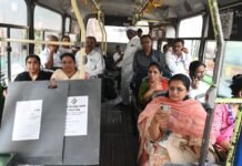 पदवीधर, शिक्षक मतदारसंघांसाठी मतदान साहित्य घेऊन पथके मतदान केंद्रांकडे रवाना ;पुणे जिल्ह्यात २३२ मतदान केंद्रांवर उद्या मतदान; १ लाख ५ हजार ८४ मतदार बजावणार मतदानाचा हक्क