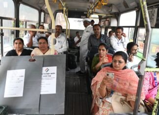पदवीधर, शिक्षक मतदारसंघांसाठी मतदान साहित्य घेऊन पथके मतदान केंद्रांकडे रवाना ;पुणे जिल्ह्यात २३२ मतदान केंद्रांवर उद्या मतदान; १ लाख ५ हजार ८४ मतदार बजावणार मतदानाचा हक्क