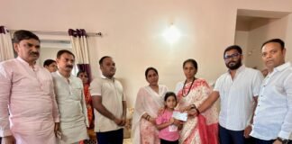 विराज पाटोलेच्या कुटुंबीयांची सुप्रिया सुळे यांनी घेतली सांत्वनपर भेट; जयेश मुरकुटे फाउंडेशनकडून एक लाखांची मदत