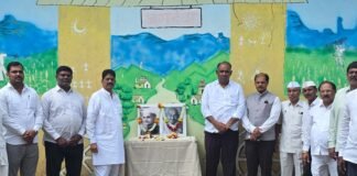 महात्मा गांधी आणि भारतरत्न लाल बहादूर शास्त्री यांच्या जयंतीनिमित्त खडकवासला काँग्रेस कमिटीच्या वतीने सिंहगड रोड येथे अभिवादन