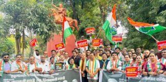 पुण्यात काँग्रेसचे तीव्र आंदोलन;;प्रशांत जगताप यांच्या नेतृत्वाखाली बालगंधर्व चौकात केंद्र सरकारविरोधात घोषणाबाजी