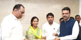 दुष्काळग्रस्त शेतकऱ्यांच्या मदतीसाठी ऐश्वर्या बाबर यांच्याकडून एक लाखांची देणगी