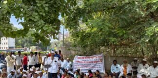 आमदार सुनील शेळके यांच्या निषेधार्थ माहिती अधिकार कार्यकर्ते सुनील गुजर यांचे जिल्हाधिकारी कार्यालयासमोर धरणे आंदोलन