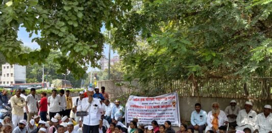 आमदार सुनील शेळके यांच्या निषेधार्थ माहिती अधिकार कार्यकर्ते सुनील गुजर यांचे जिल्हाधिकारी कार्यालयासमोर धरणे आंदोलन