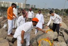 बालेवाडी ते कस्पटेवस्ती १४ वर्षांपासून धूळ खात पडलेल्या पुलाचे दसऱ्याच्या मुहूर्तावर स्वाभिमानी शेतकरी संघटनेकडून उद्घाटन! पालिकेचा व सरकारचा निषेध.