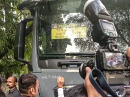 मुख्यमंत्री देवेंद्र फडणवीस यांची आर्यन पंप्सच्या ग्लोबल डिझाइन आणि इनोव्हेशन सेंटरला भेट