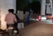 छत्रपती शिवाजी महाराज स्टेडियम मेट्रो स्टेशनखाली दारूचा अड्डा आणि वेश्याव्यवसाय सुरू असल्याचा आरोप