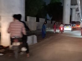 छत्रपती शिवाजी महाराज स्टेडियम मेट्रो स्टेशनखाली दारूचा अड्डा आणि वेश्याव्यवसाय सुरू असल्याचा आरोप